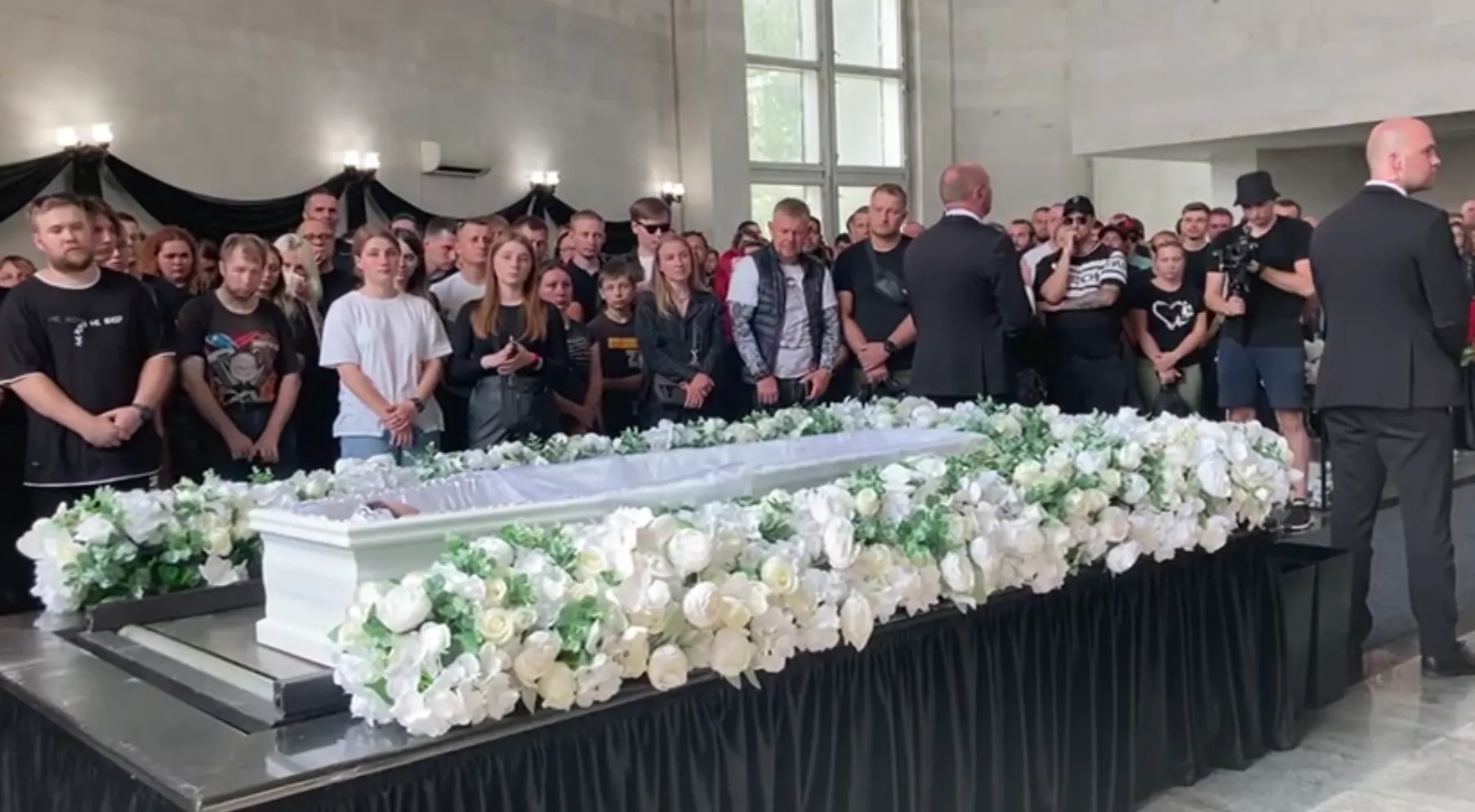 Белый гроб и слёзы байкеров: Тело МотоТани везут кремировать после разбивающей сердце церемонии прощания 