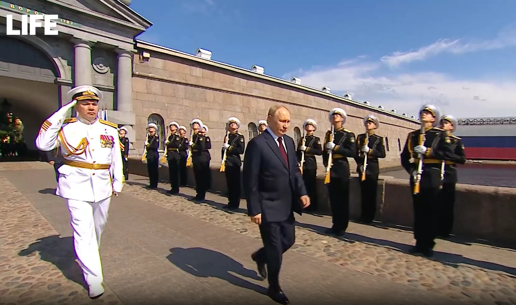 Путин и Белоусов принимают Главный парад ВМФ в Петербурге