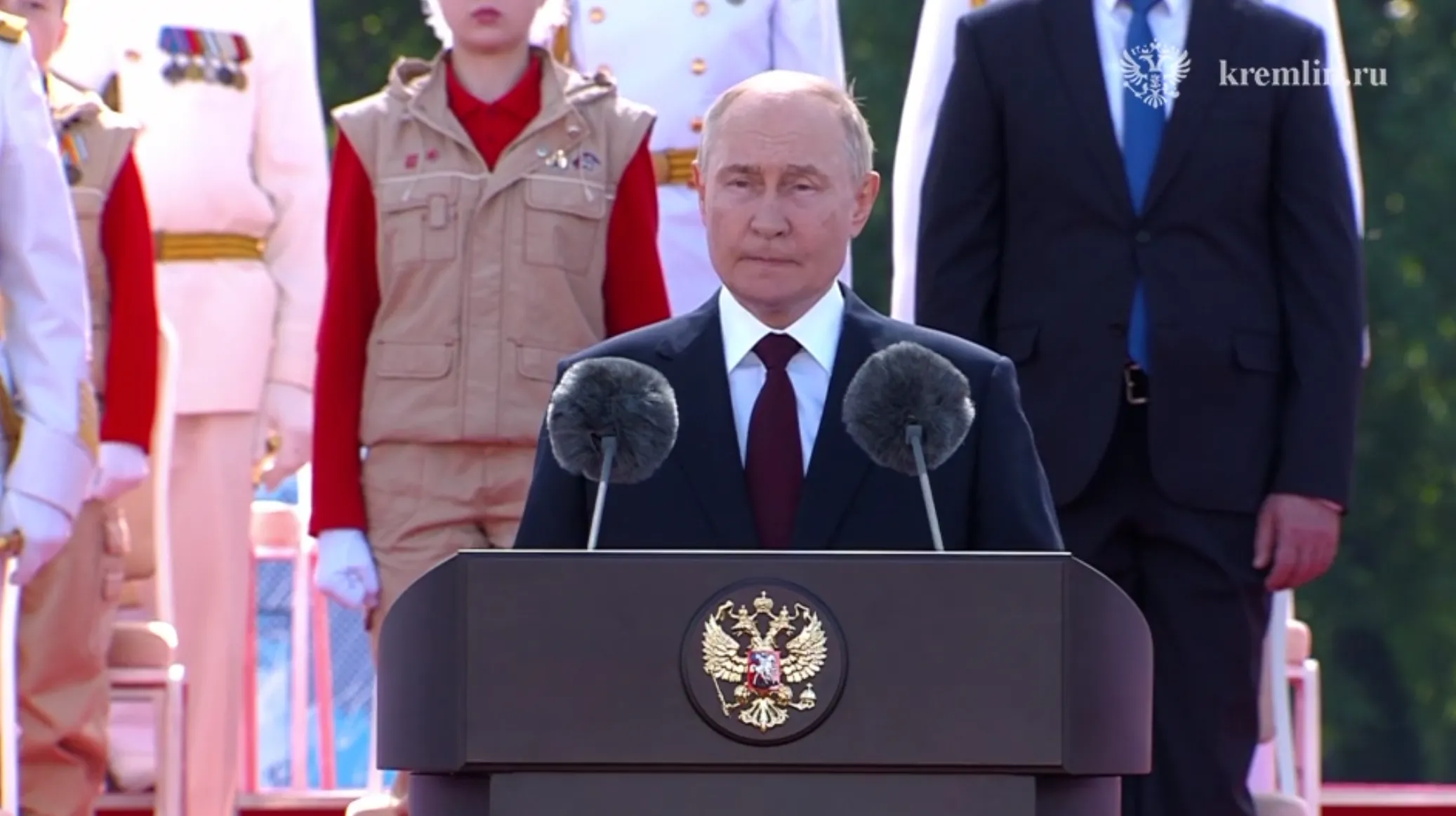 Путин завершил поздравление в честь дня ВМФ словами: Слава Военно-морскому флоту! За Россию!