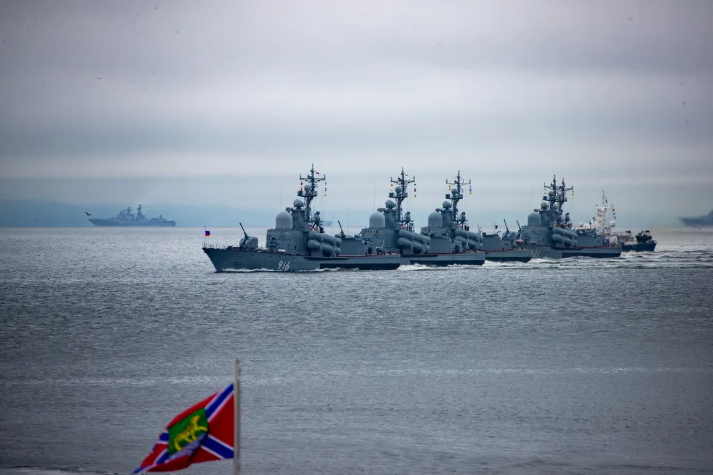 Стрельба из пушек и огневая дуэль: Во Владивостоке прошёл парад в честь Дня ВМФ