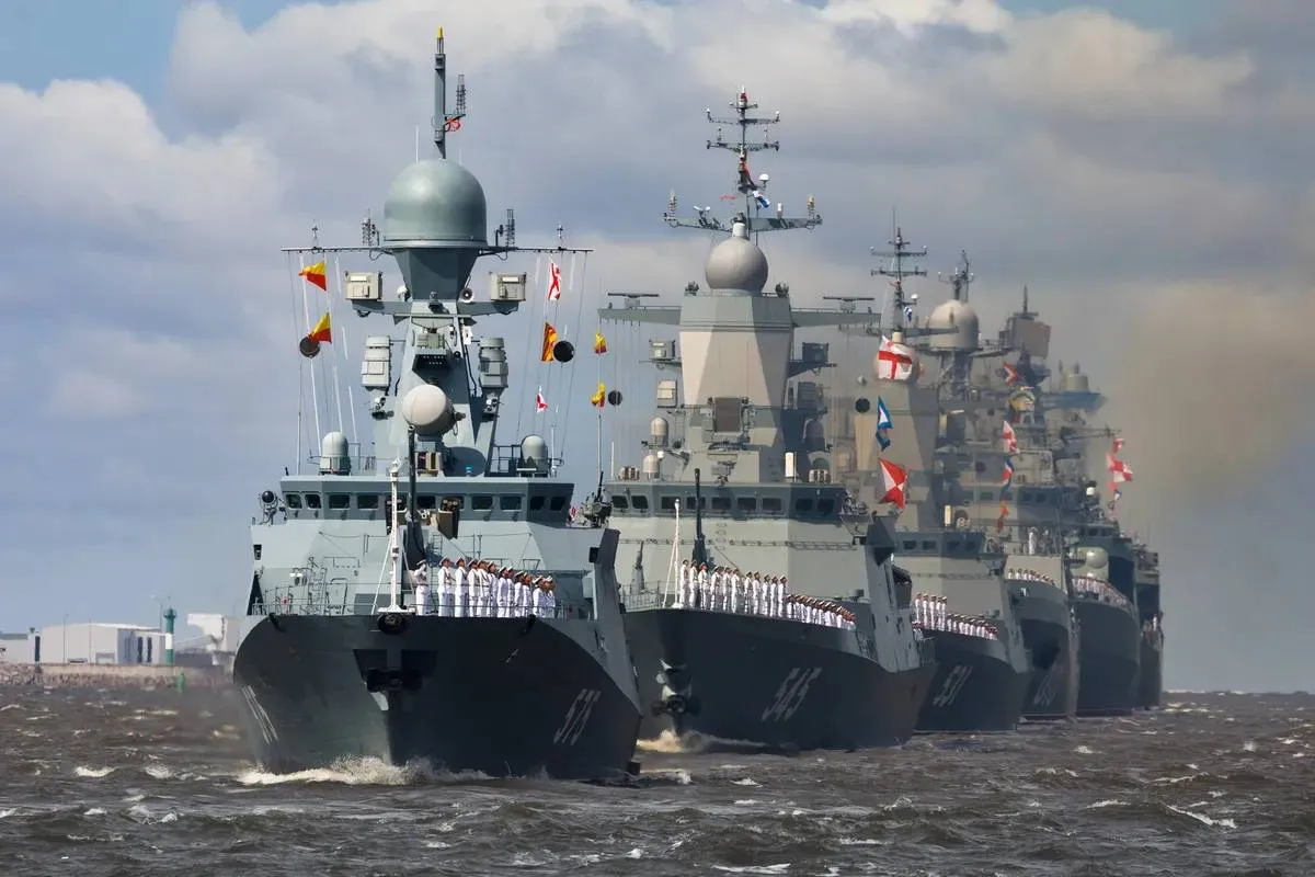 Российские корабли направились к Петербургу для участия в параде ко Дню ВМФ