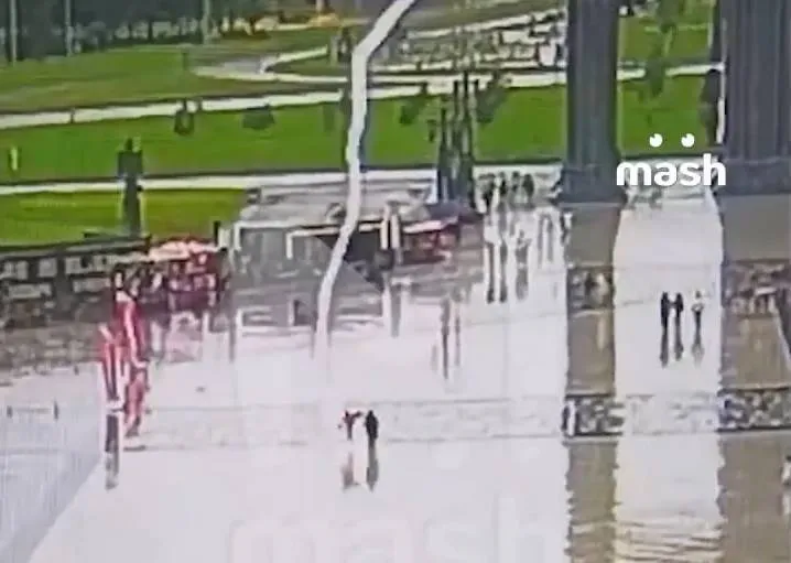 Появилось жуткое видео с моментом удара молнии по двум мужчинам и женщине в парке 