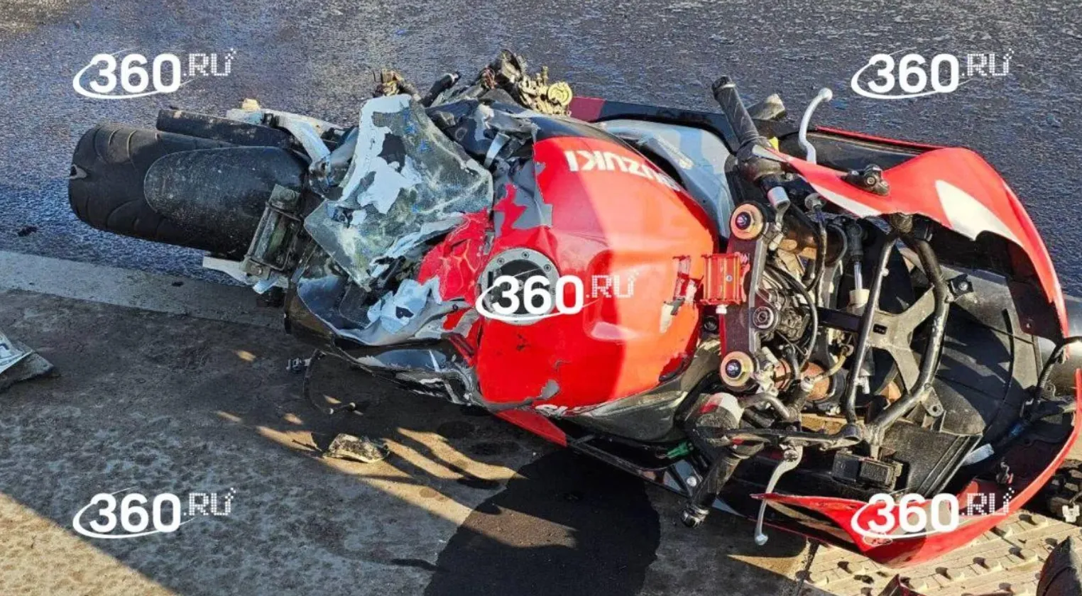 "По кусочкам собирали": Два человека на мотоцикле разбились насмерть о столб в Москве