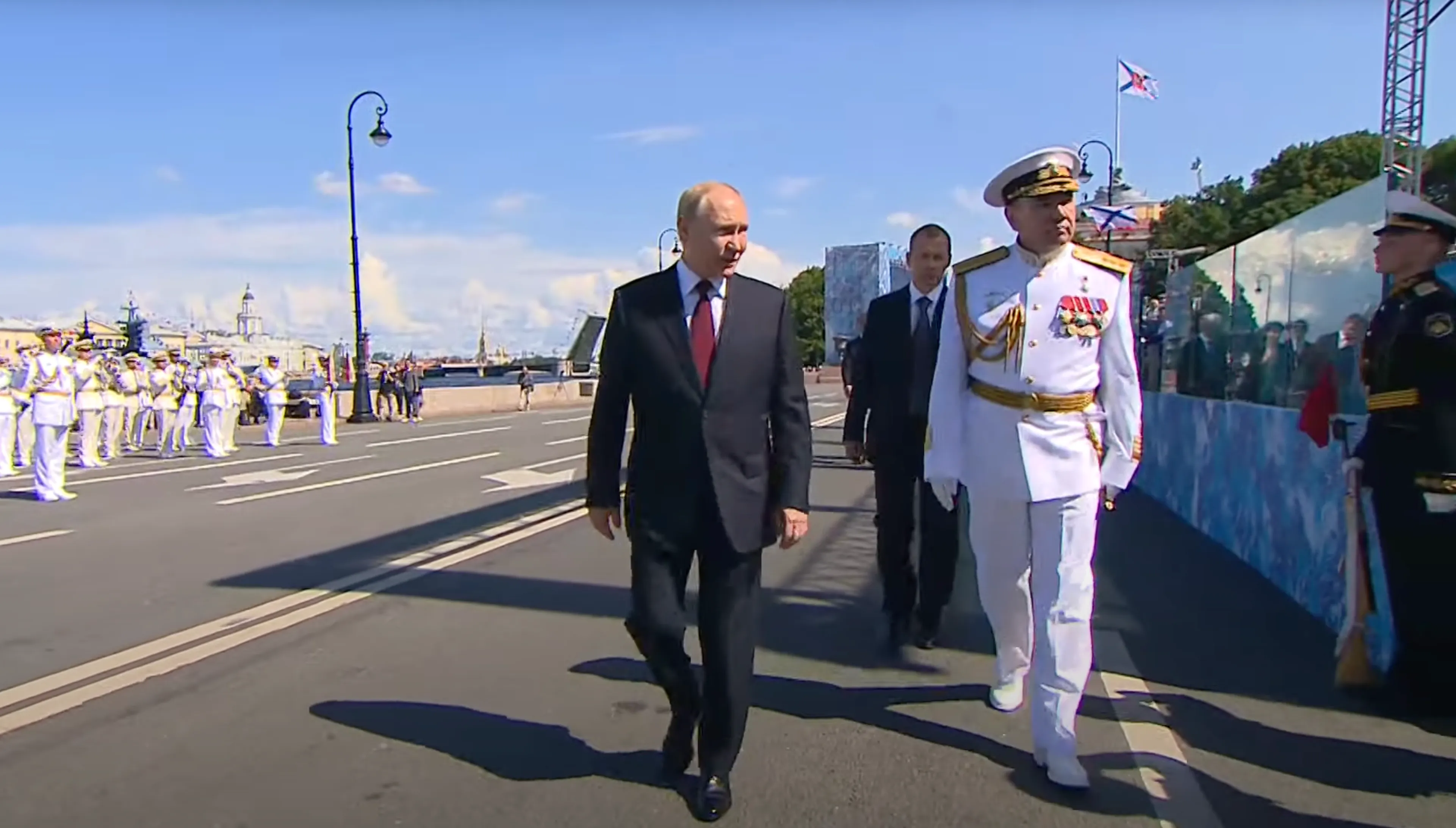 Путин поприветствовал на параде ВМФ экипажи боевых кораблей Алжира, Индии и КНР