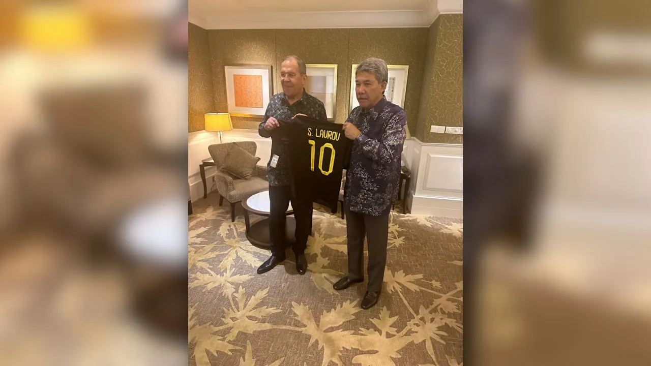 В Малайзии Лаврову подарили именную майку национальной сборной по футболу