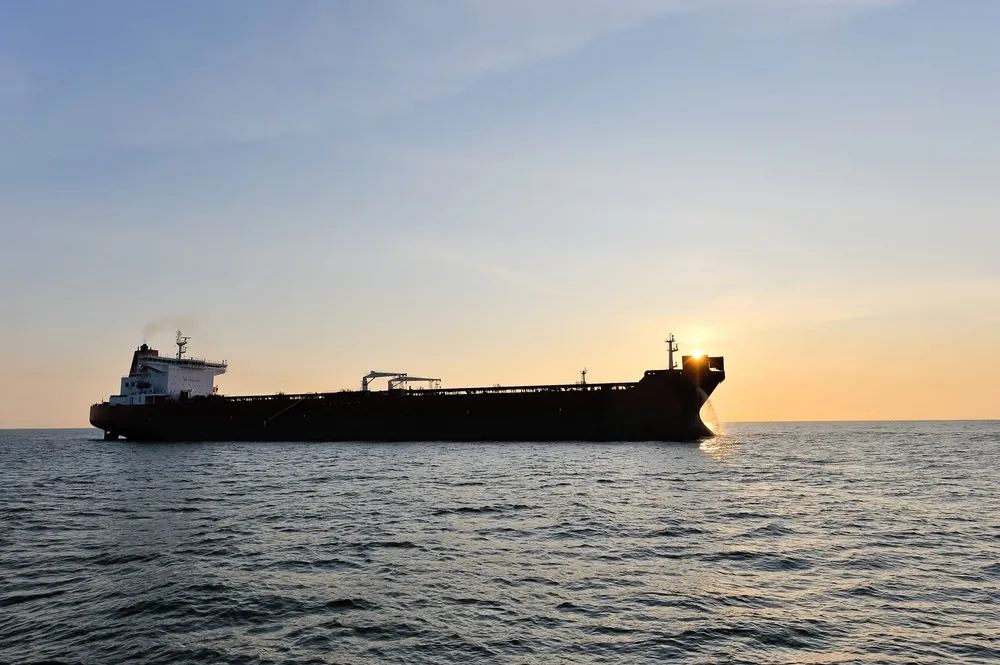 Иран перехватил танкер с 700 тыс. литров контрабандной нефти