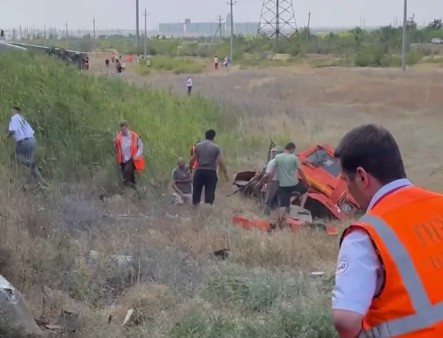 Life.ru публикует первое видео с водителем КамАЗа, который столкнулся с поездом