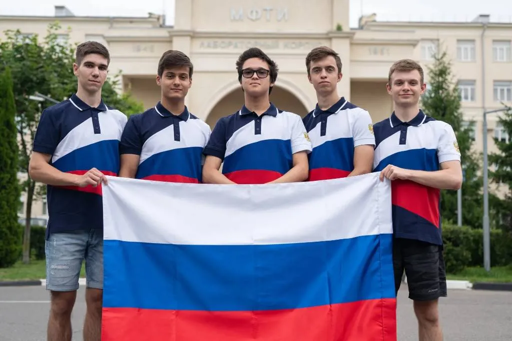 Российские школьники привезли домой 5 медалей, триумфально выступив на IPhO 2024
