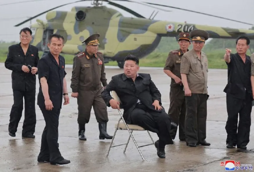Ким Чен Ын приехал в тонущий район КНДР и показал, как нужно спасать людей