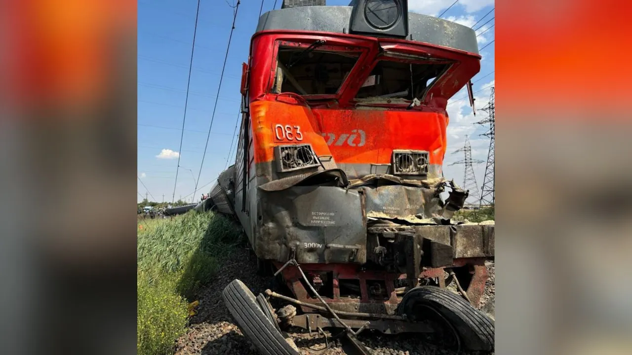 Машинисты перевернувшегося под Волгоградом поезда пытались уйти от столкновения с КамАЗом