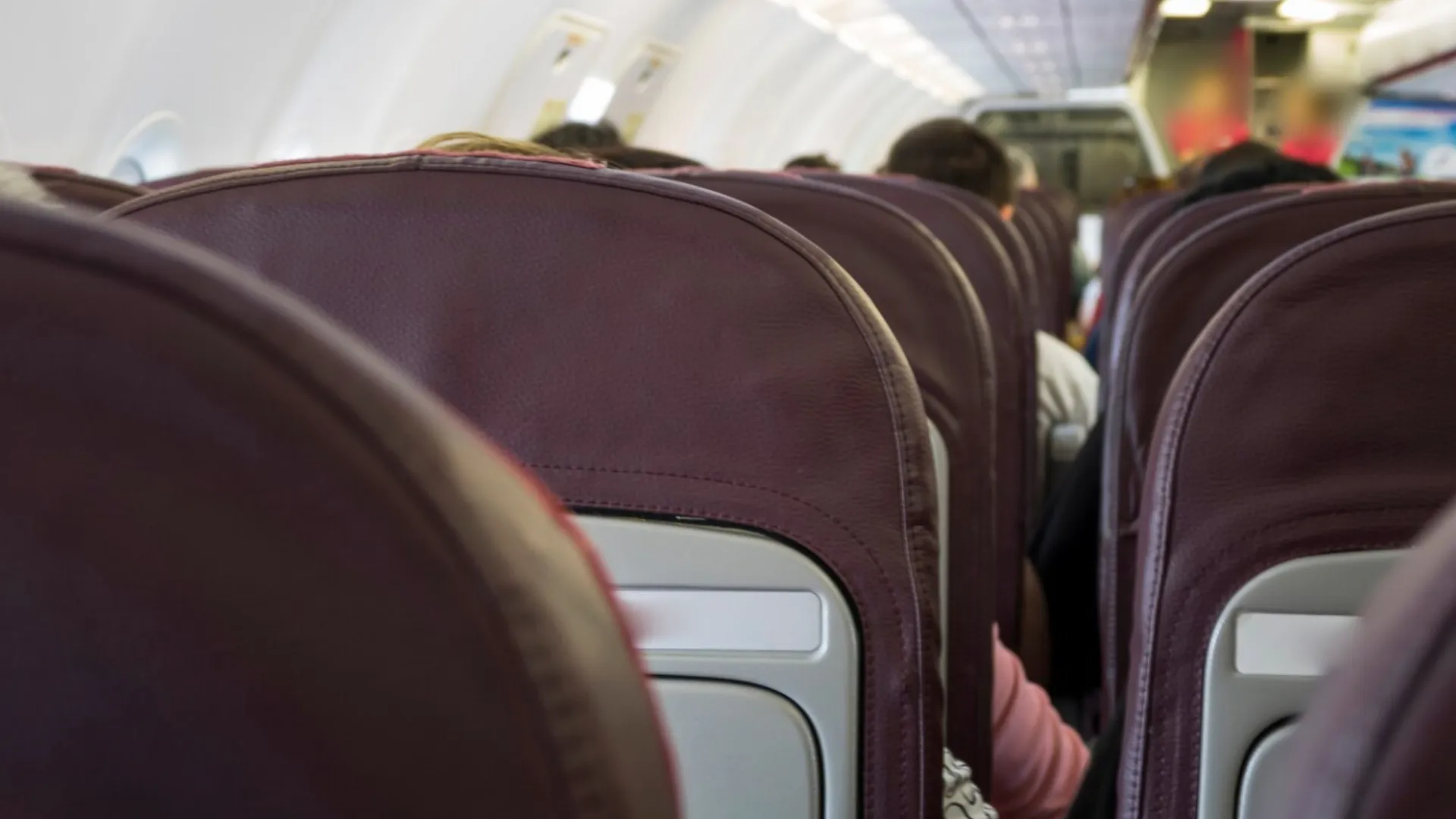 Вовсе не у окна: Названы самые удобные места в самолёте