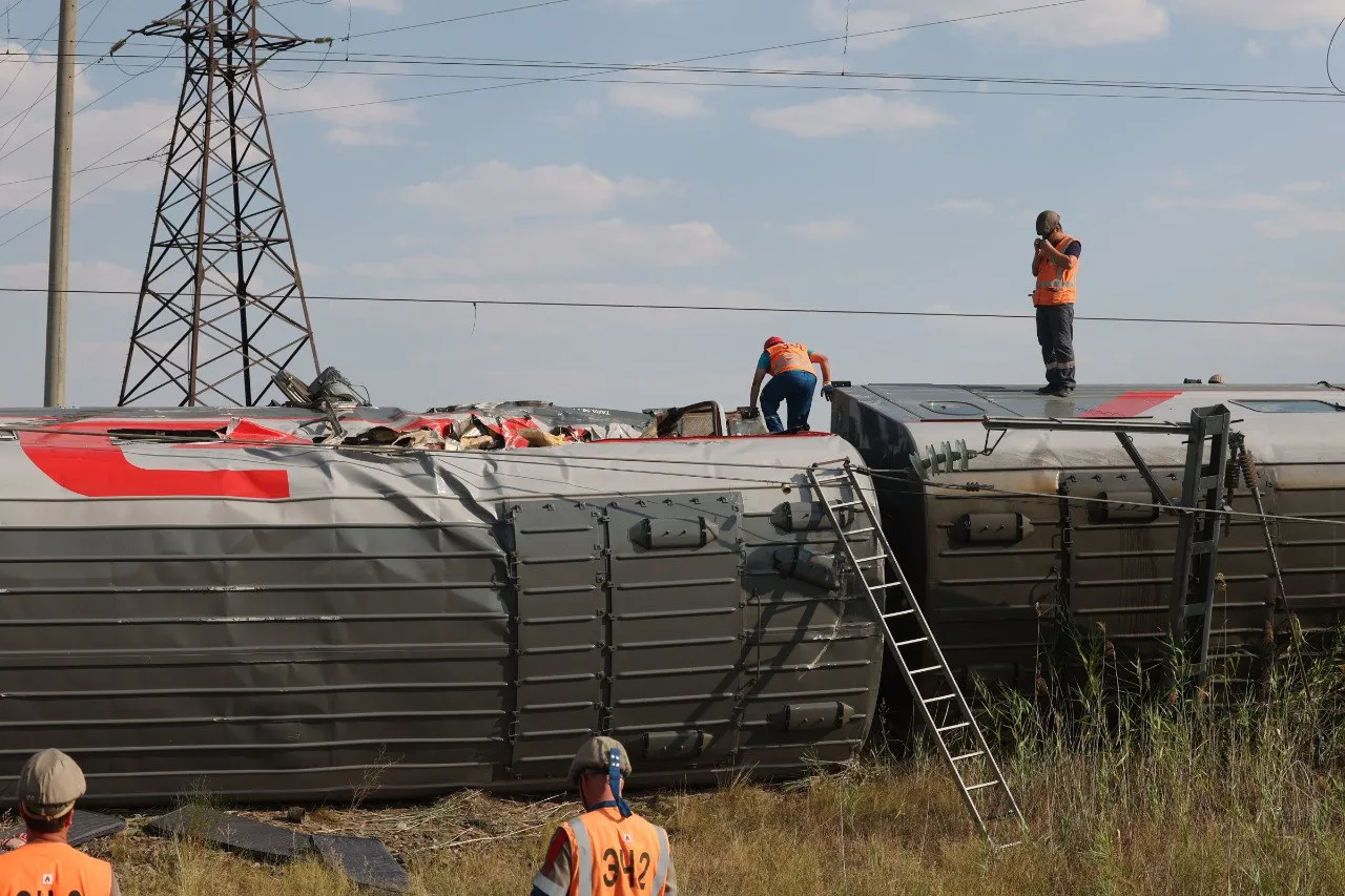 Более 330 пассажиров сошедшего с рельсов поезда под Волгоградом разместили в ПВР