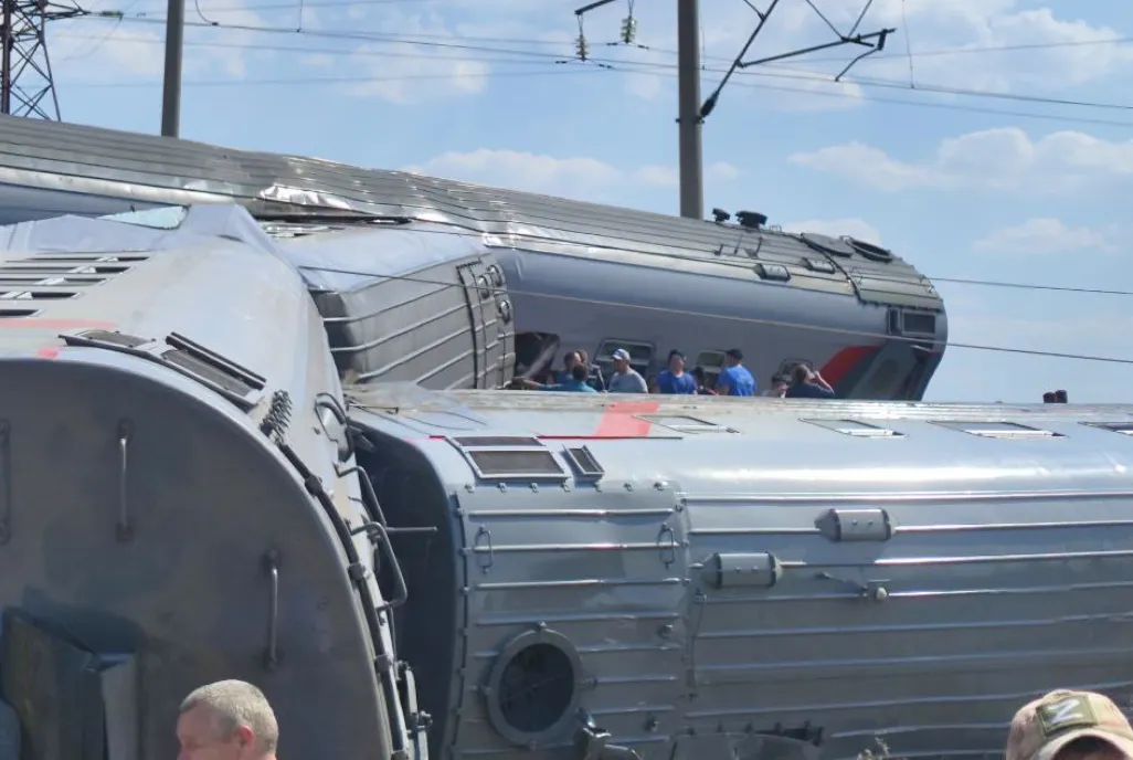 Из-под сошедшего с рельсов поезда под Волгоградом извлекли зажатую пассажирку