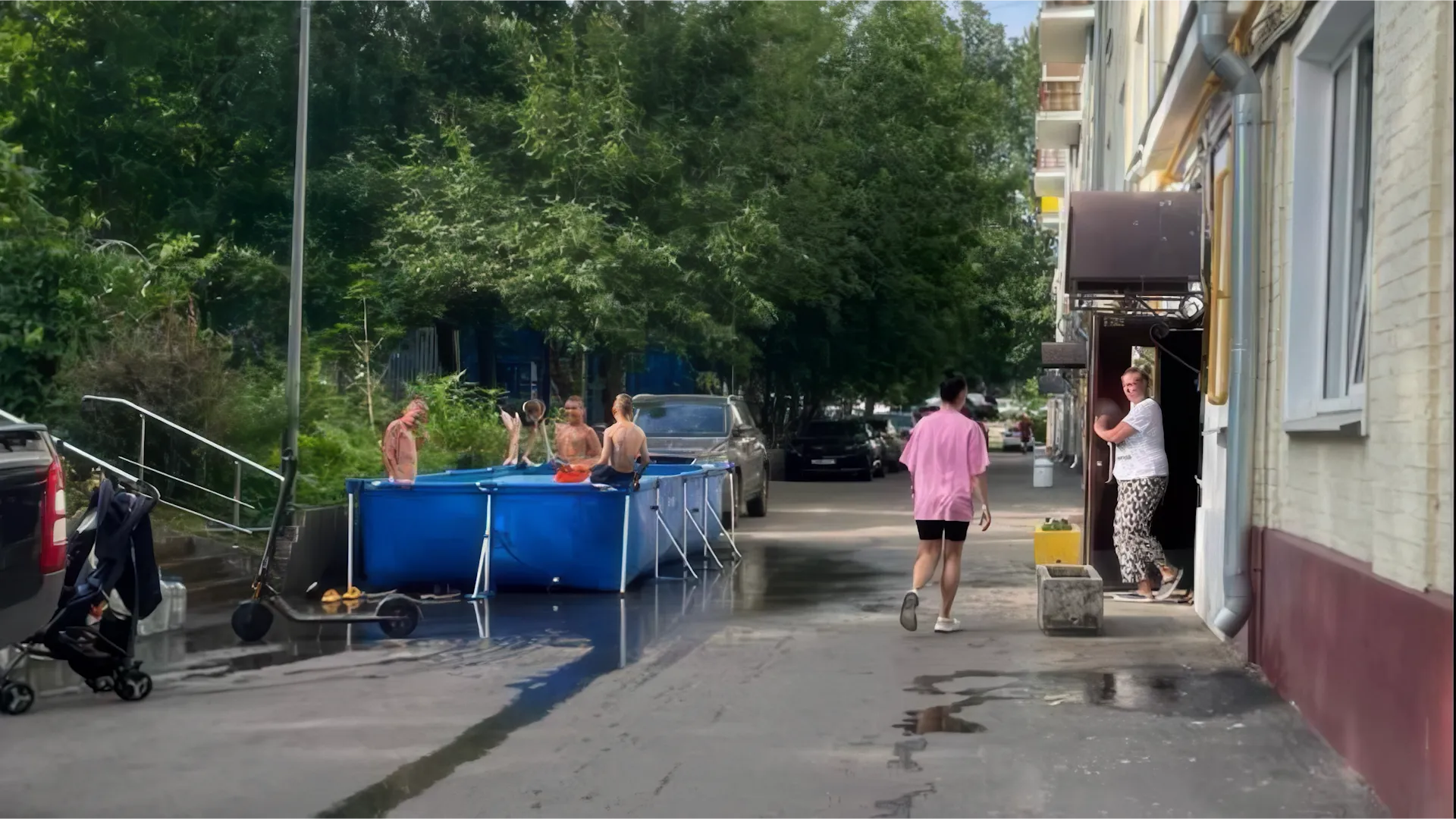 Визги и занятая парковка: Каркасный бассейн в московском дворе стал яблоком раздора между жильцами