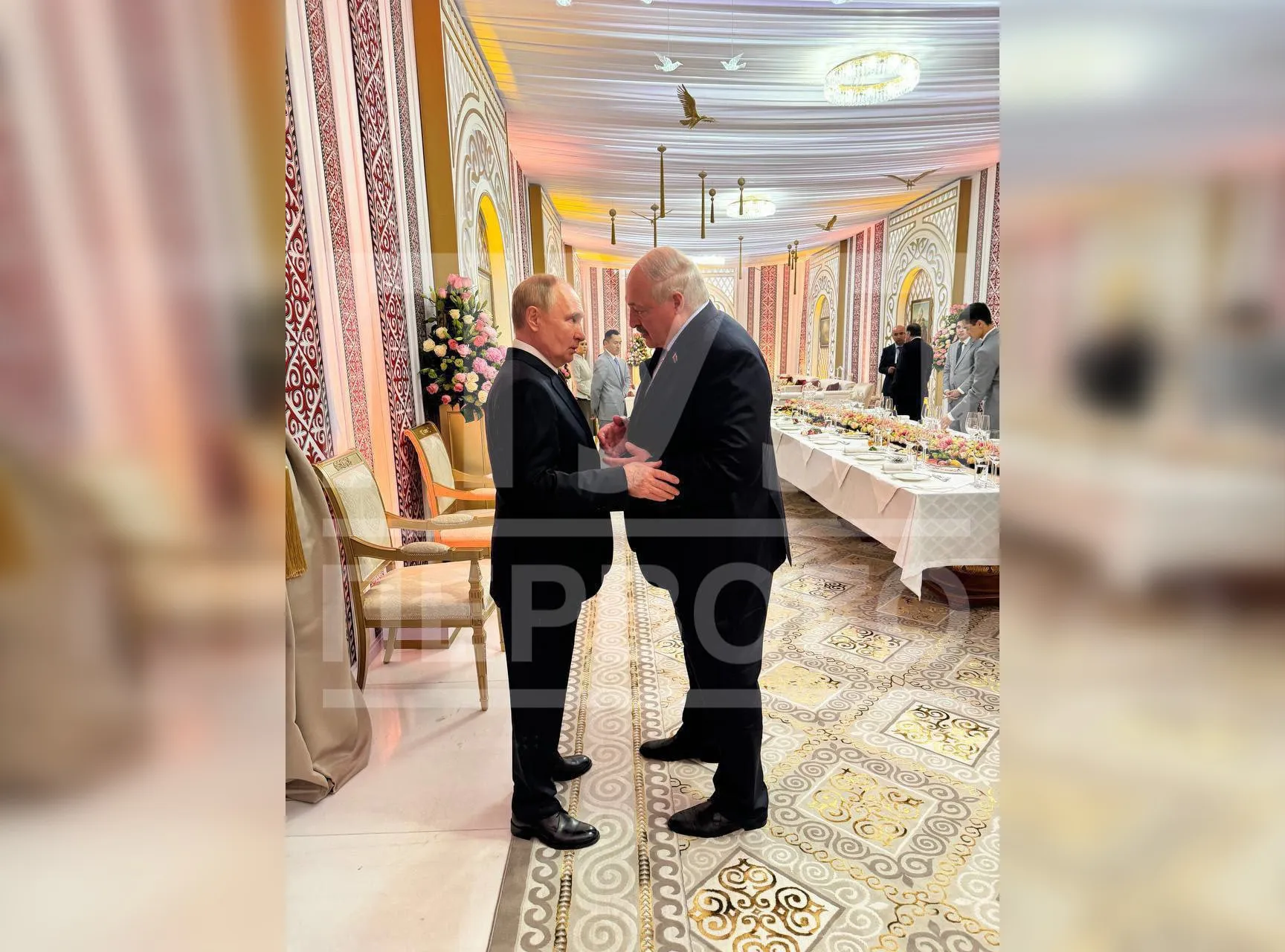 Путин и Лукашенко "на ногах" перекинулись парой фраз на неформальном ужине ШОС