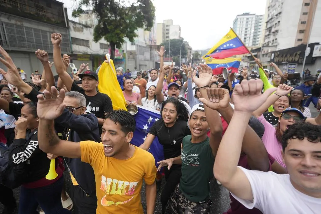 В Венесуэле протестующие снесли памятник экс-президенту Уго Чавесу
