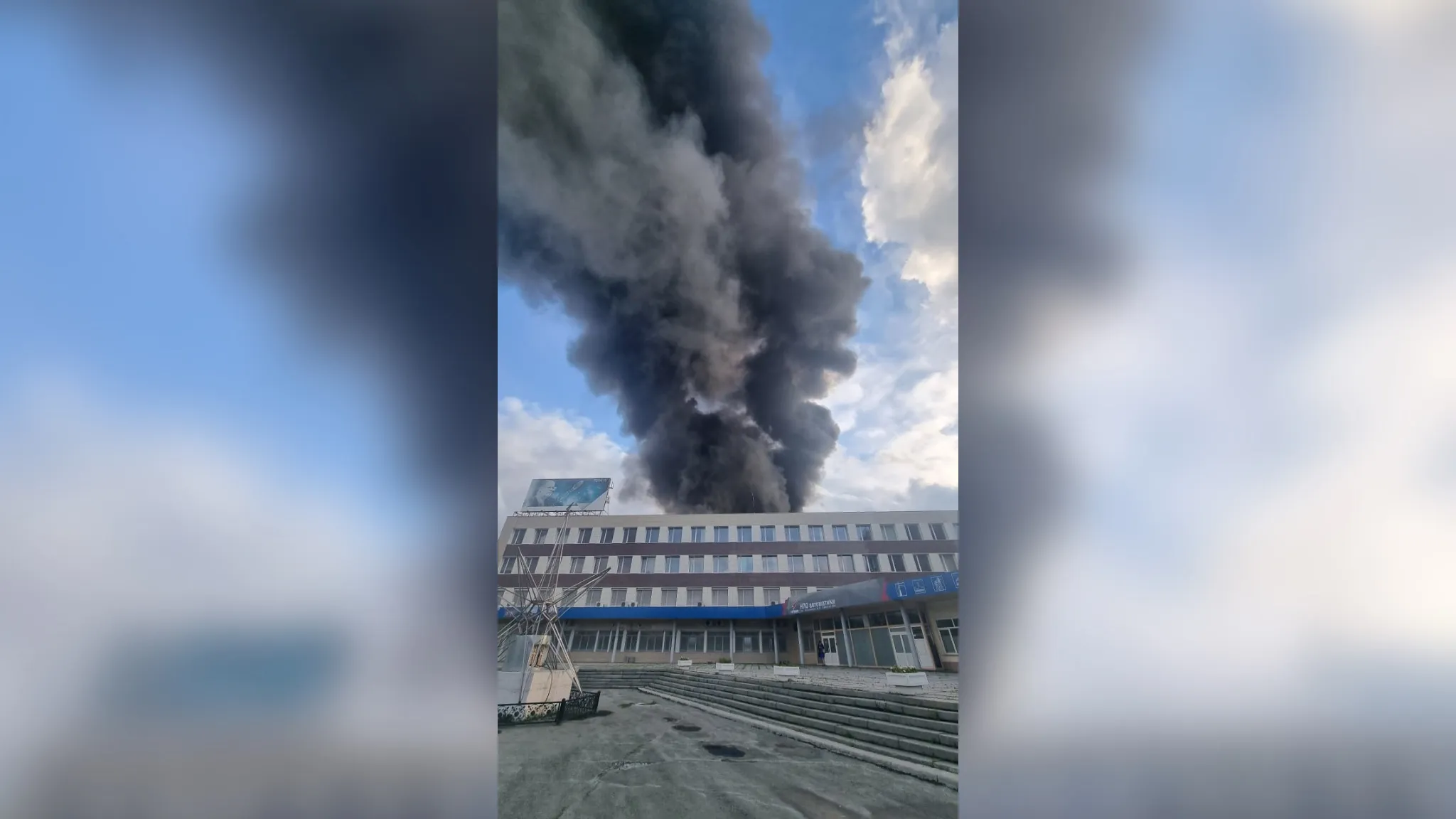 Стену рухнули в объятом пламенем цеху научного предприятия в Екатеринбурге