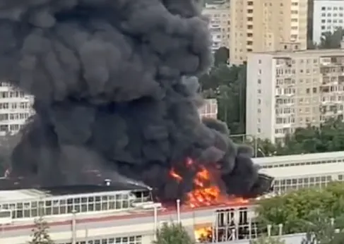 Жуткий пожар разгорелся на научном предприятии в Екатеринбурге, у здания рухнула крыша