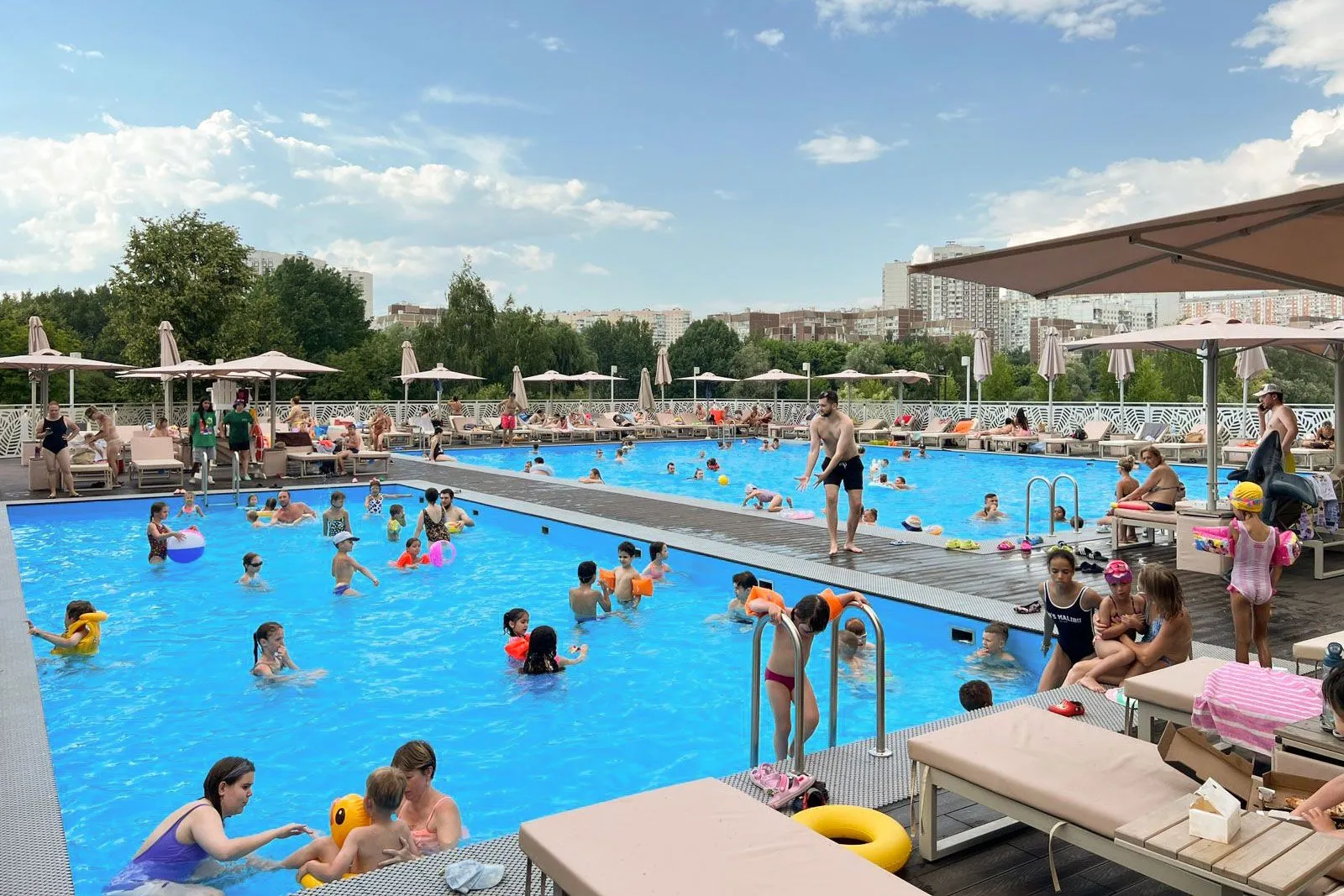 В Москве работают более 20 бассейнов под открытым небом