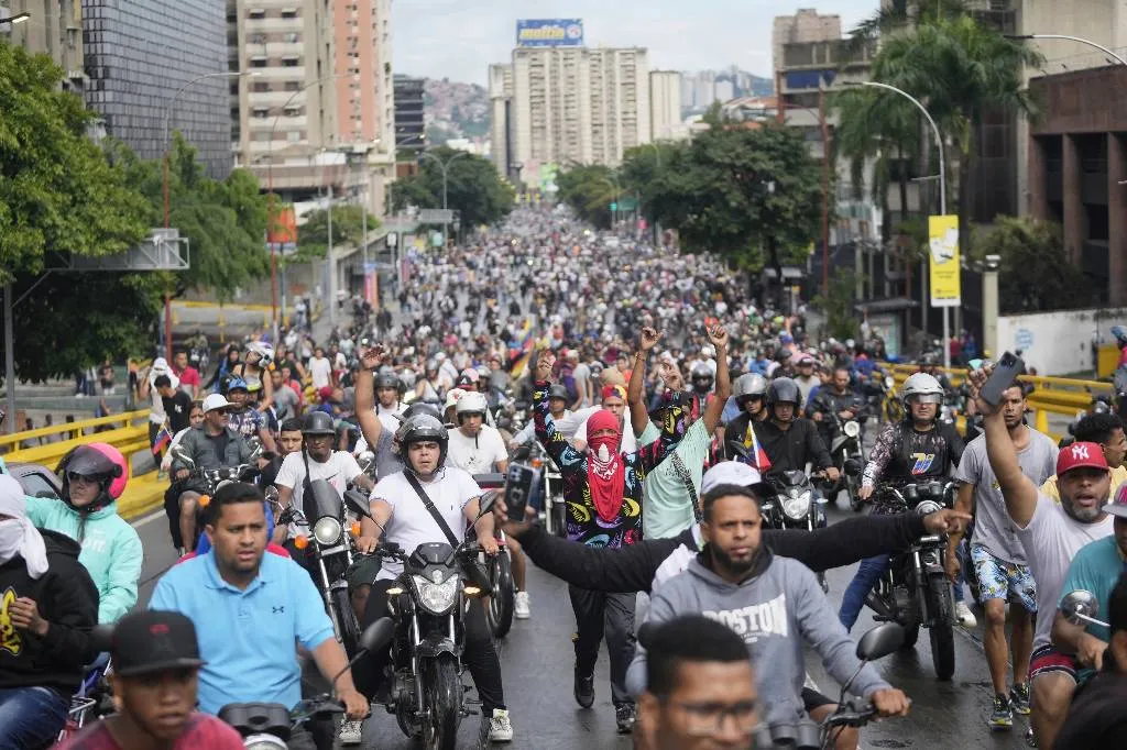 В Венесуэле задержали 15 участников протестов за вандализм и поджоги