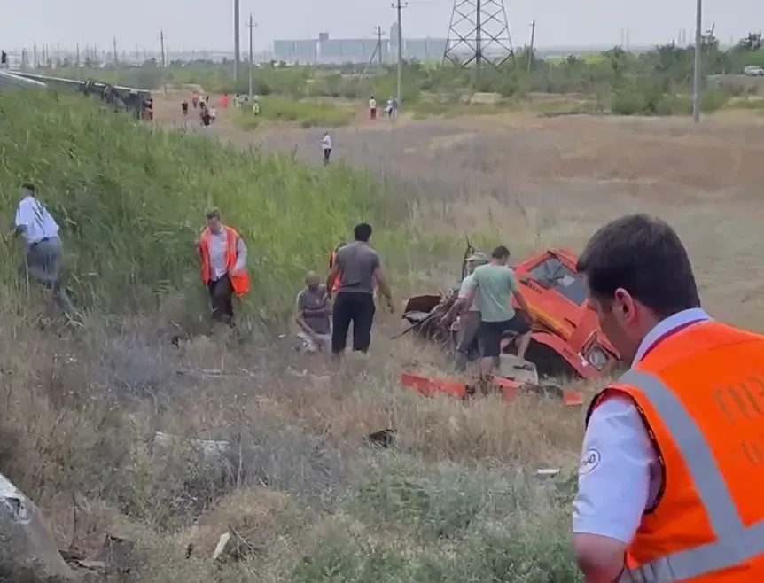 Водителя КамАЗа, который столкнулся с поездом, экстренно перевезли в Волгоград
