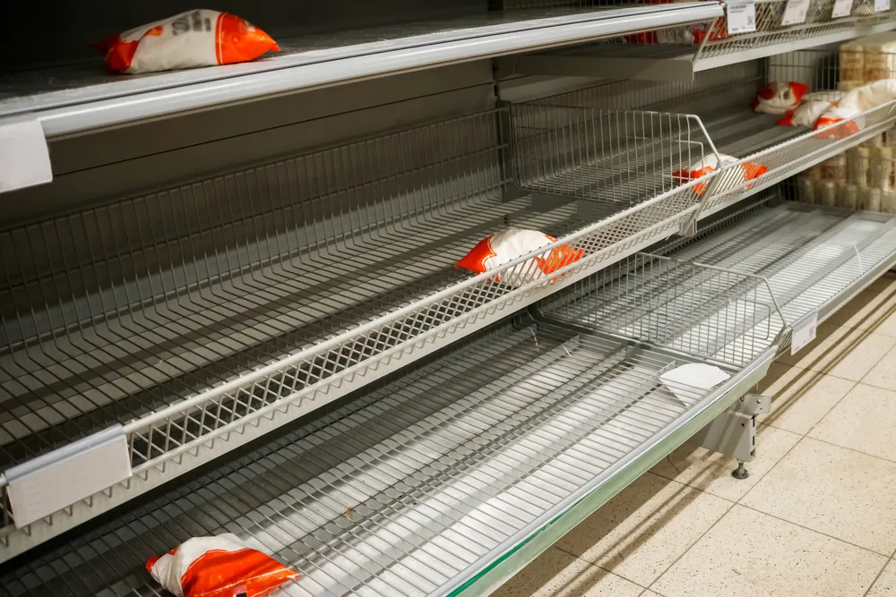 Владелец "Пятёрочки" назвал причину опустевших полок некоторых российских магазинов