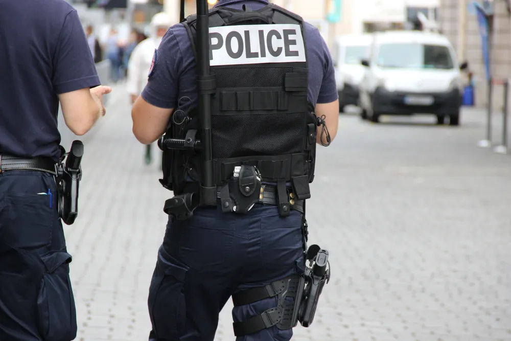 Тренер гребцов из Франции справил нужду на улице в Париже и подрался с полицейскими