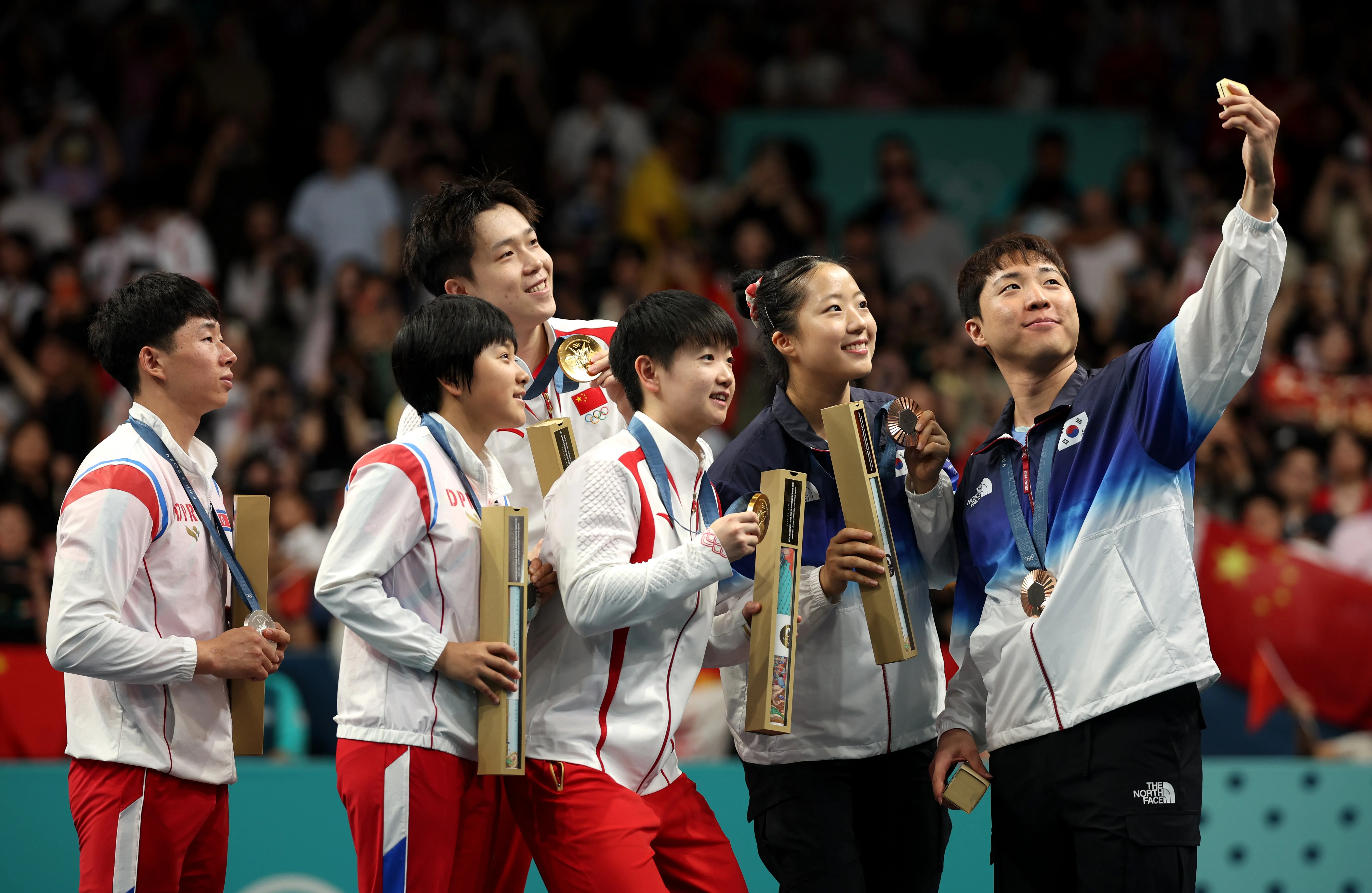 Призёры Олимпиады из КНДР и Южной Кореи сделали селфи на награждении