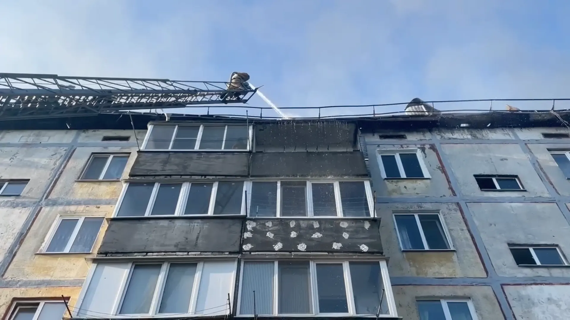 Спасатели потушили пожар в ставшей целью ВСУ многоэтажке в Шебекино, пострадавших нет