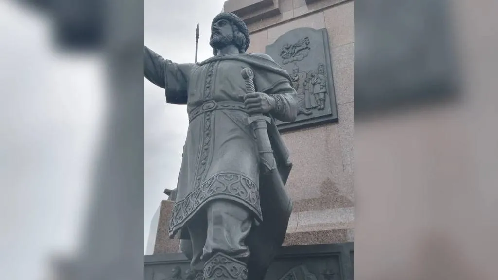 В Ярославле у статуи Ярослава Мудрого заржавел и отвалился меч