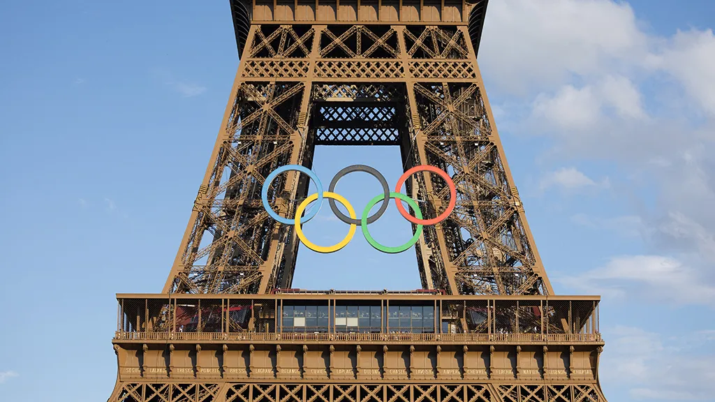 Во время трансляции Игр в Париже показали запрещённый МОК флаг России