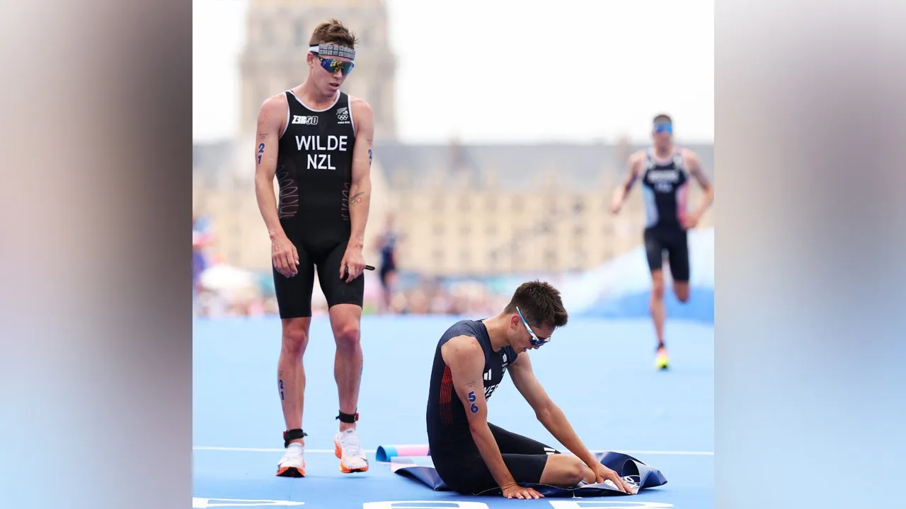 "Рвало 10 раз": Триатлонистов стошнило после заплыва по грязнющей Сене на Олимпиаде