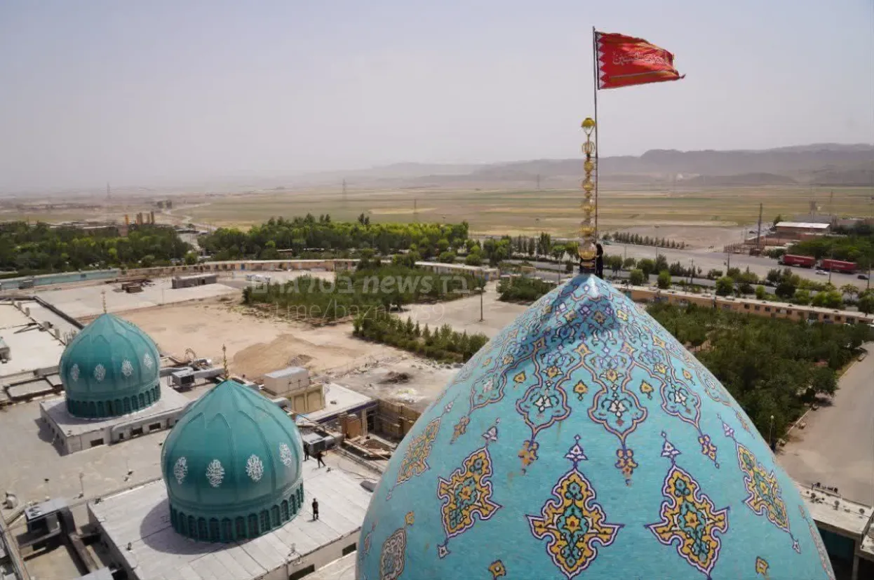 Над мечетью Джамкаран в Иране подняли красный флаг мести после убийства Хании
