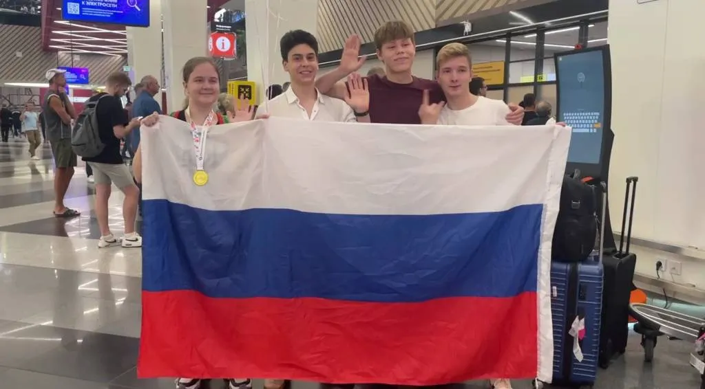 Российские школьники вернулись с олимпиады по экономике в Китае с пятью медалями