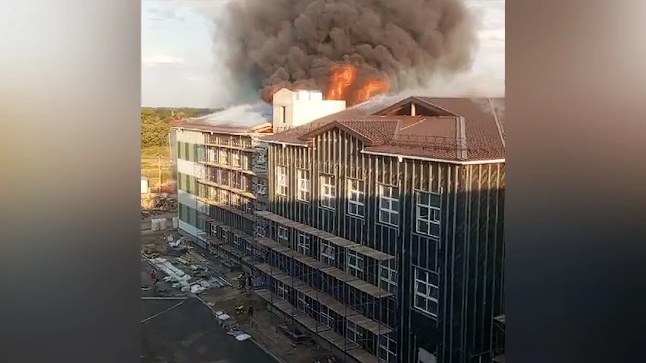 Момент начала пожара в строящейся школе под Краснодаром попал на видео