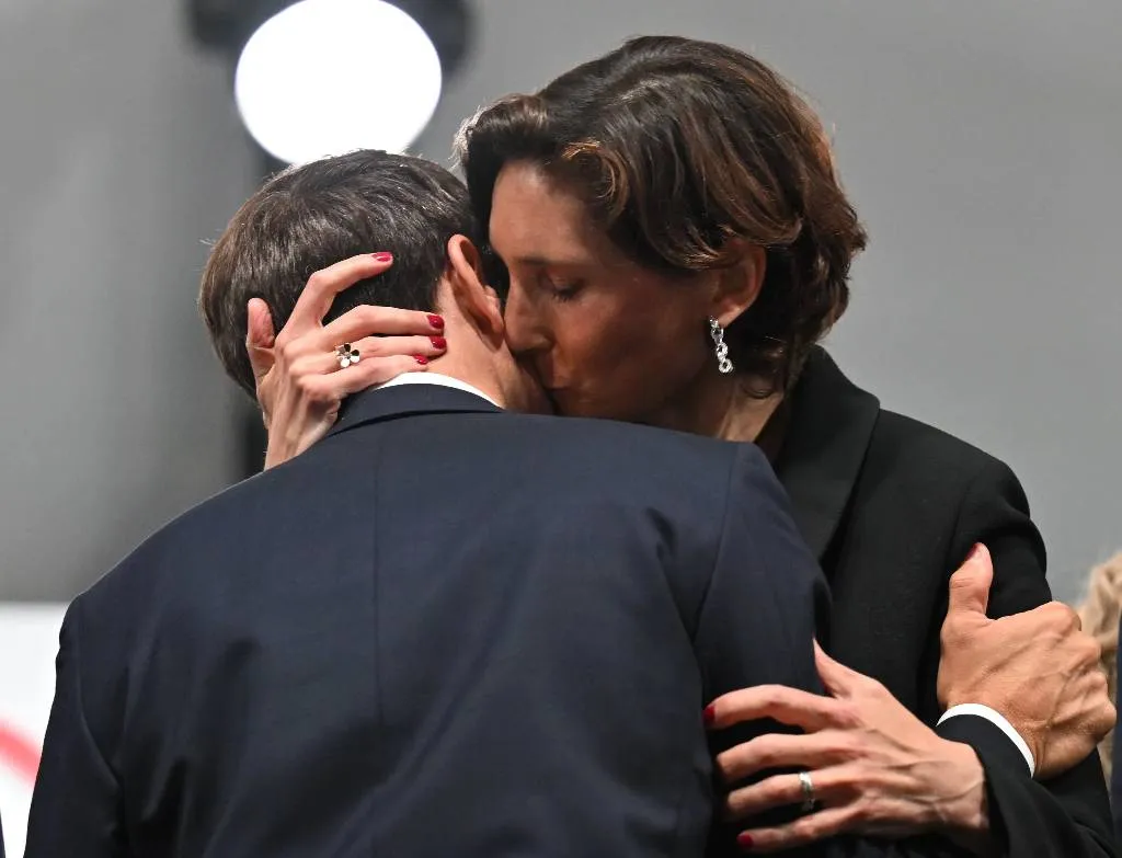 Страстный поцелуй Макрона и министра спорта взбудоражил умы французов