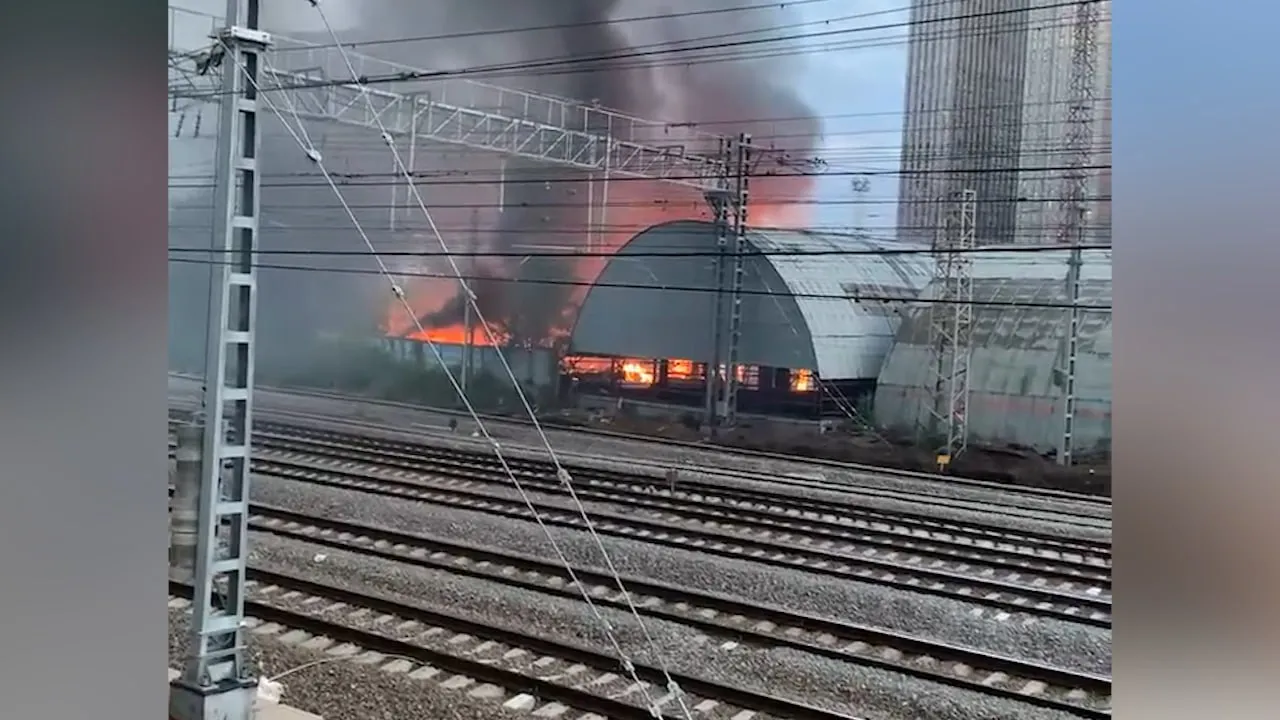 Металлический ангар загорелся в районе Белорусского вокзала в Москве