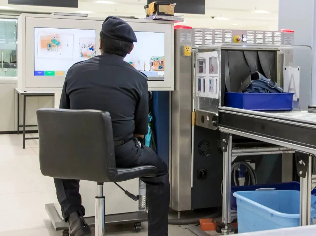 Сотрудникам турецких аэропортов разрешат досматривать личные вещи и электронику пассажиров