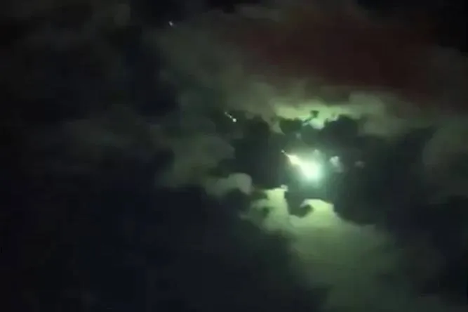 Светящийся зелёным метеорит пролетел над Стамбулом и попал на видео