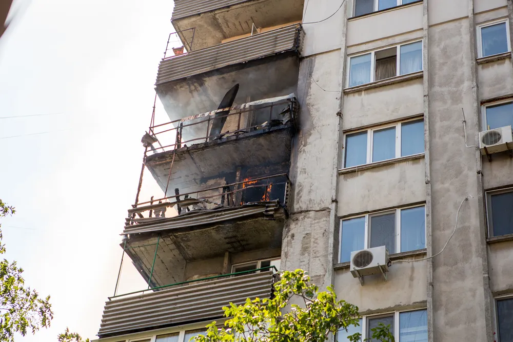В Саратове погиб подросток, выпрыгнувший из окна горящего общежития
