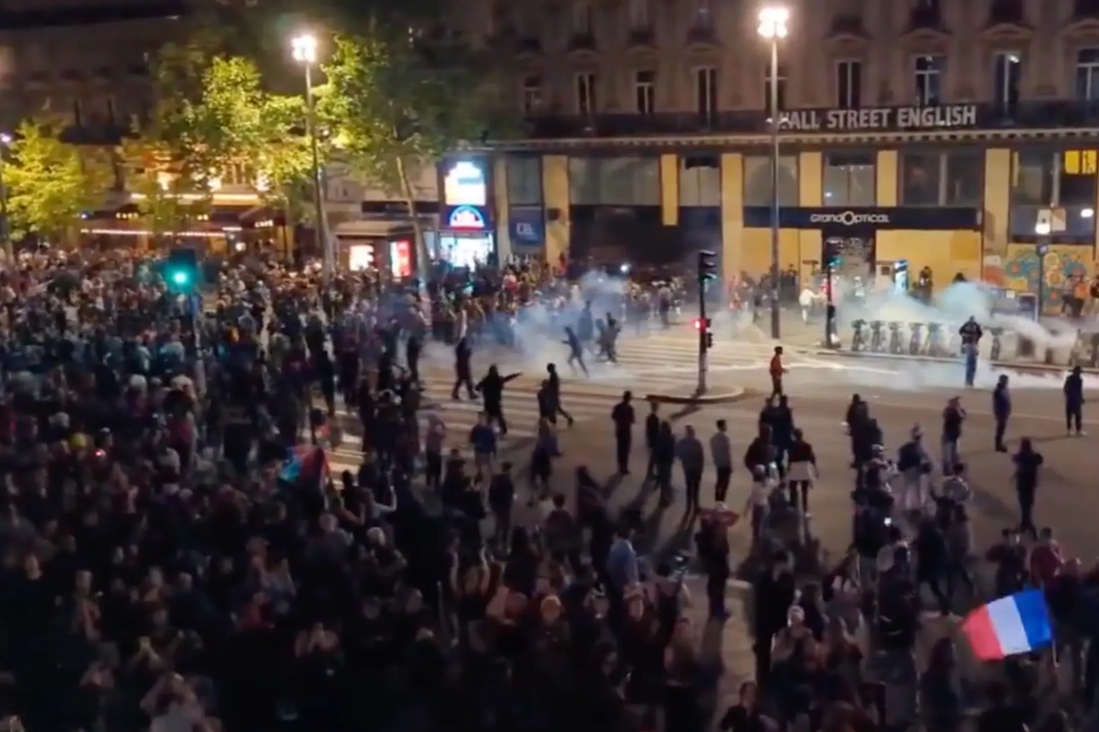 Стычки с полицией начались в Париже после победы левых на выборах в парламент