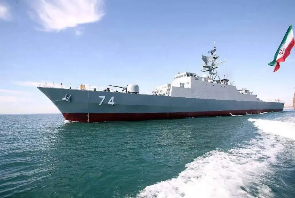 Иранский эсминец завалился на бок в Персидском заливе, пострадали несколько человек