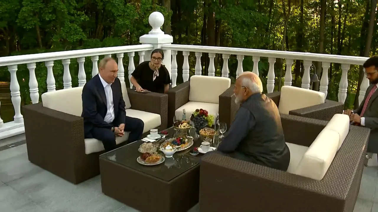 Путин угостил Моди чаем на веранде в Ново-Огарёве