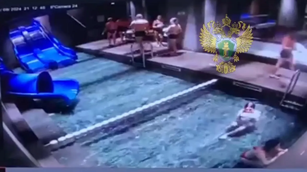 Прокуратура показала видео обрушения потолка в "Акватории" во Владивостоке