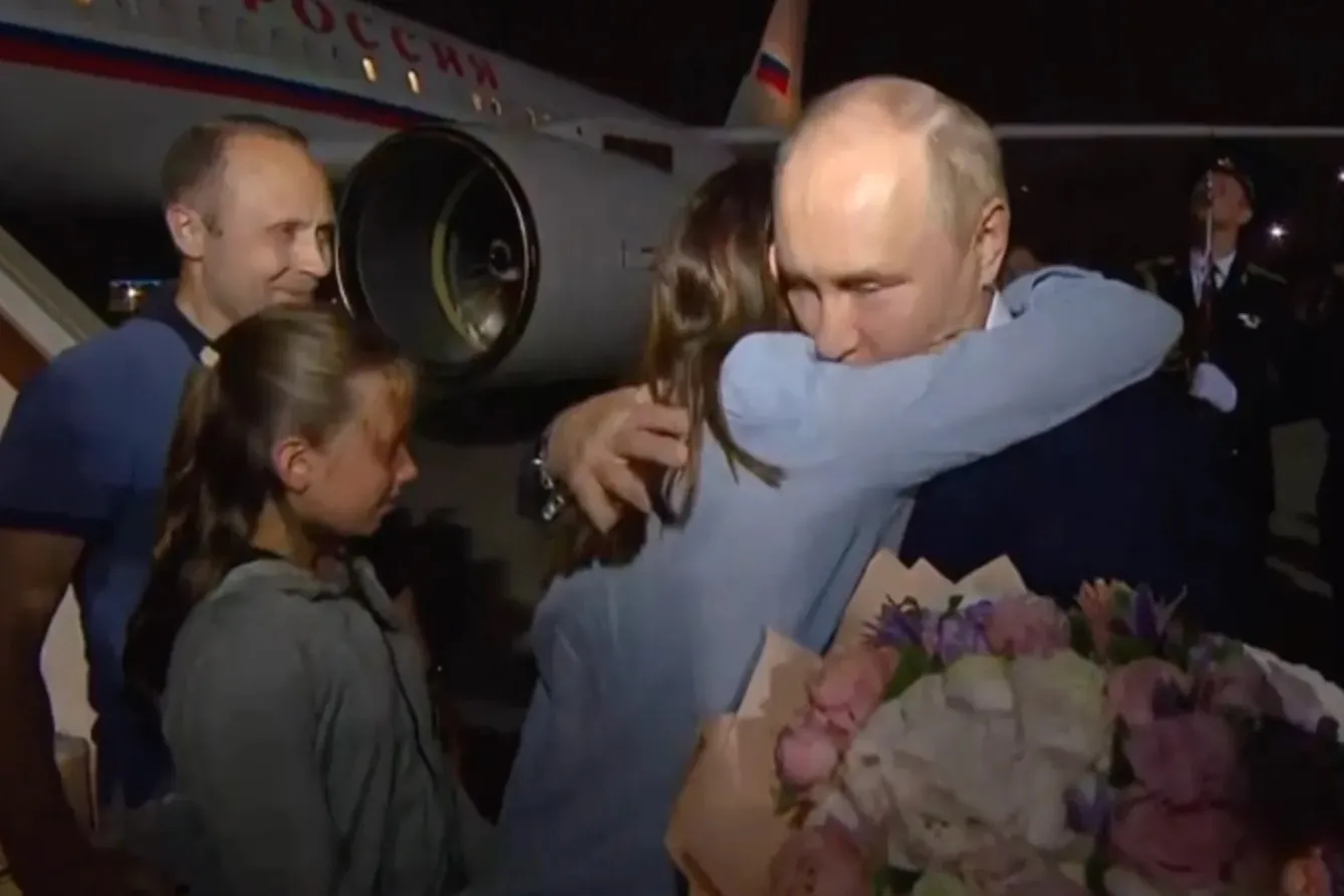 Путин лично приехал во Внуково встретить возвращённых из стран НАТО россиян