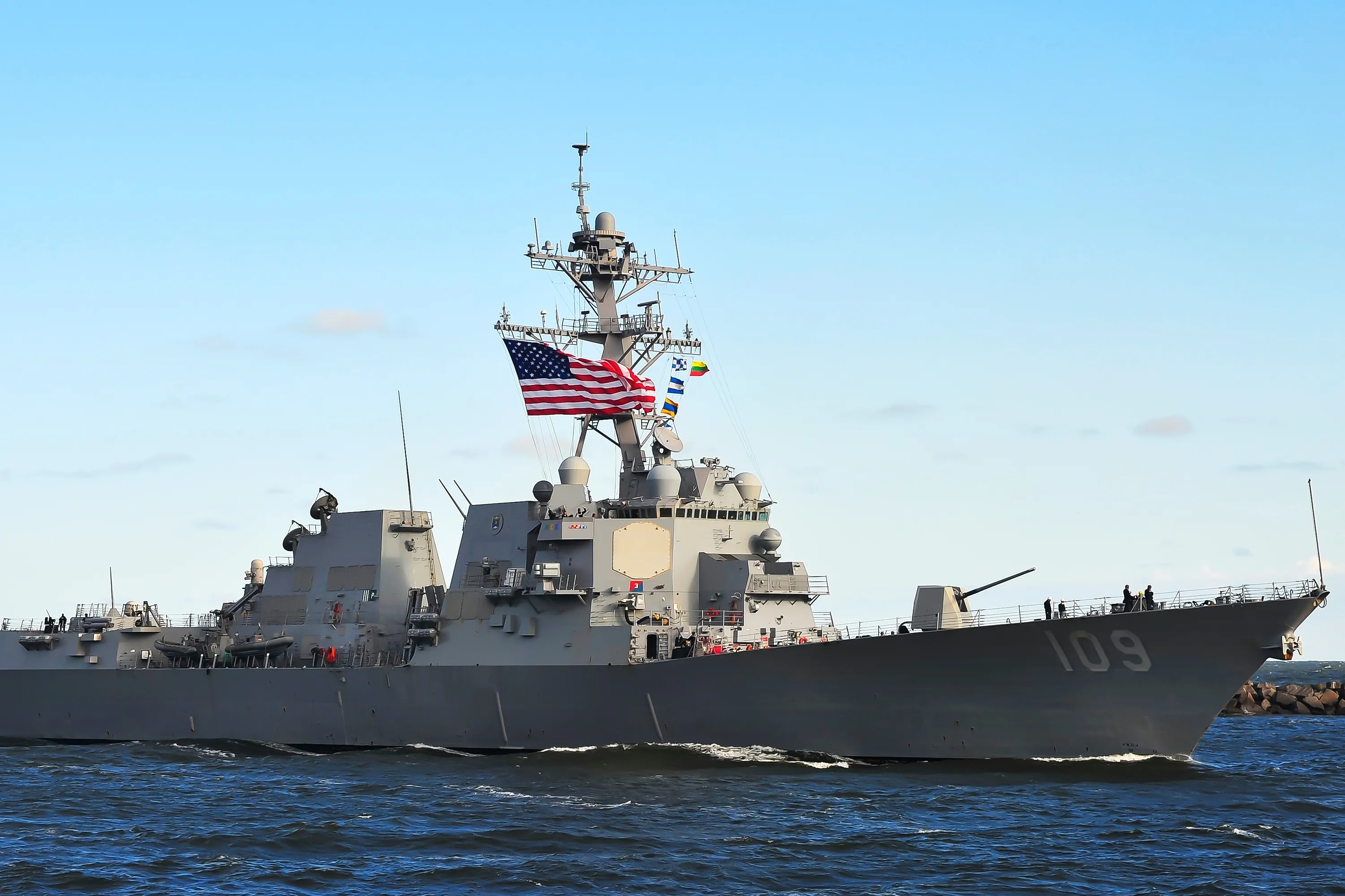 Авианосец, эсминцы и морпехи: США направили группу кораблей на Ближний Восток на фоне напряжённости