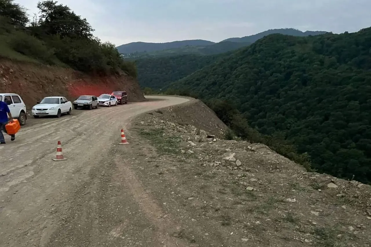 Иномарка без водителя упала в обрыв в Дагестане, погибли женщина и школьница