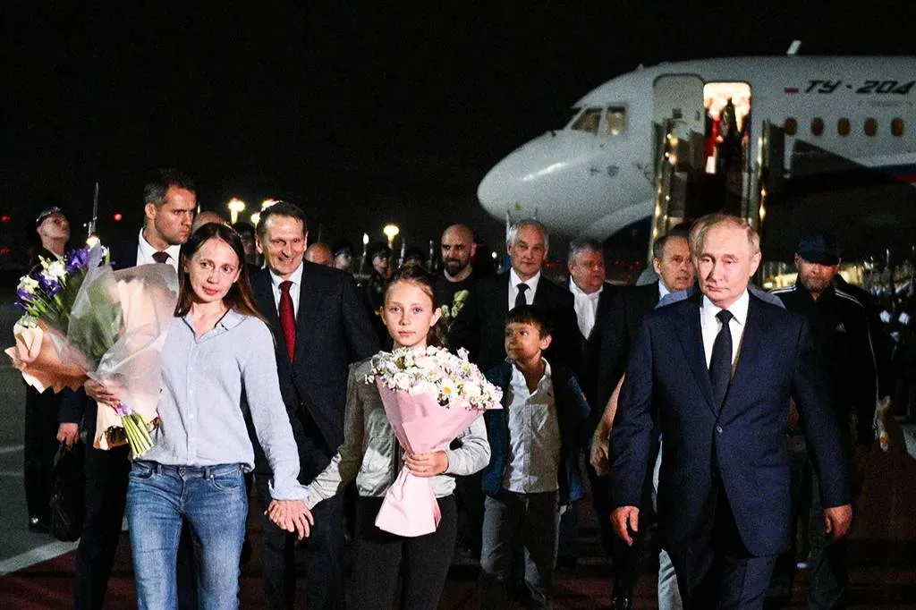 Родина не забыла: Кто они, россияне, которые вернулись домой в ходе большого обмена?