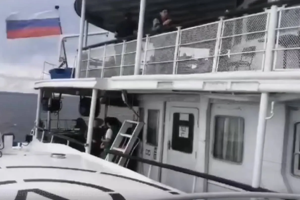 Спасатели эвакуировали пассажиров вставшего на мель в Ладожском озере теплохода