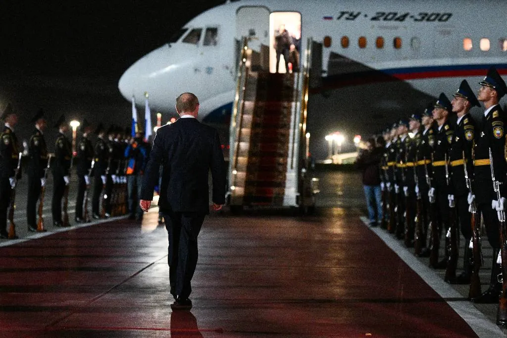 Красная дорожка, Путин и почётный караул: В Кремле объяснили пышную встречу освобождённых россиян  